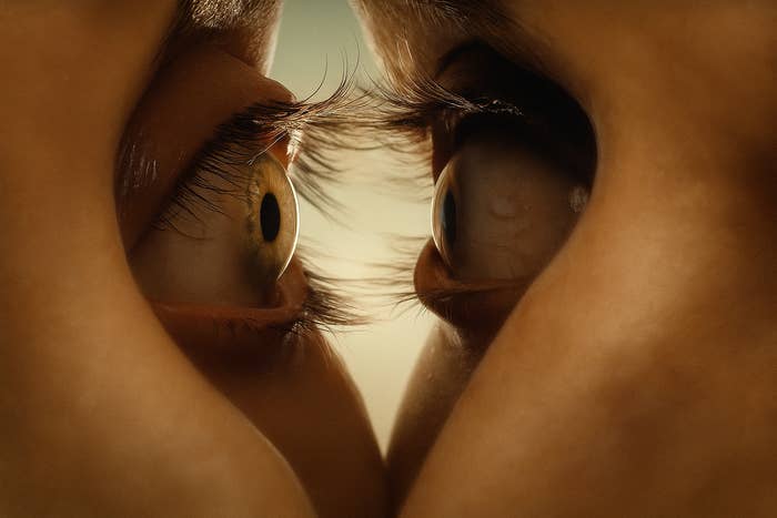 Dos ojos mirándose de cerca, creando una imagen simétrica centrada en las pupilas
