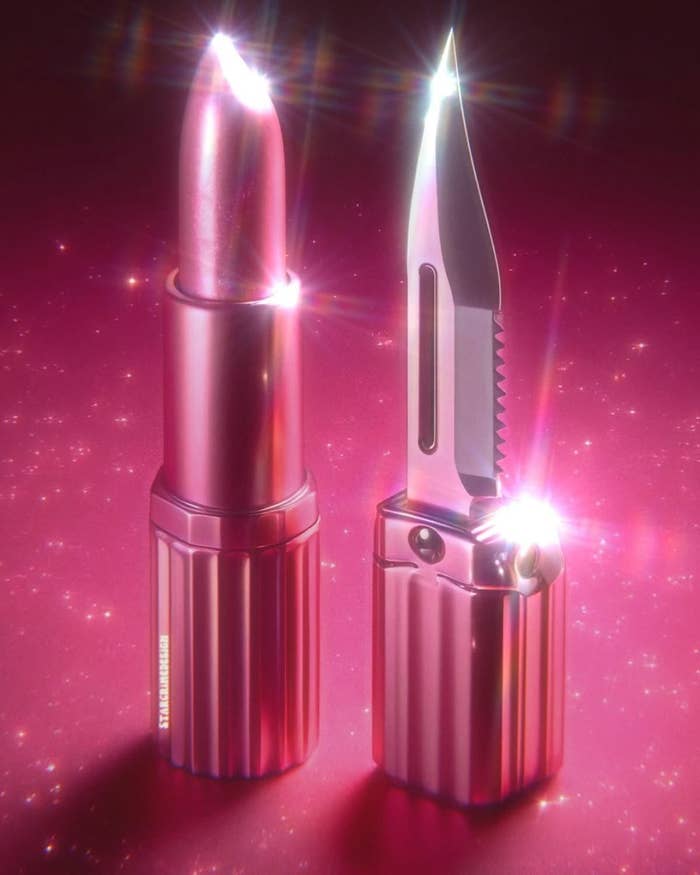 Una barra de labios y un cuchillo con mango metálico se reflejan con brillo en una superficie brillante