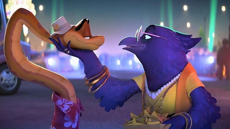 Serpiente animada y ave antropomorfizada en un ambiente festivo, compartiendo nachos; la serpiente lleva sombrero y la ave lleva joyería