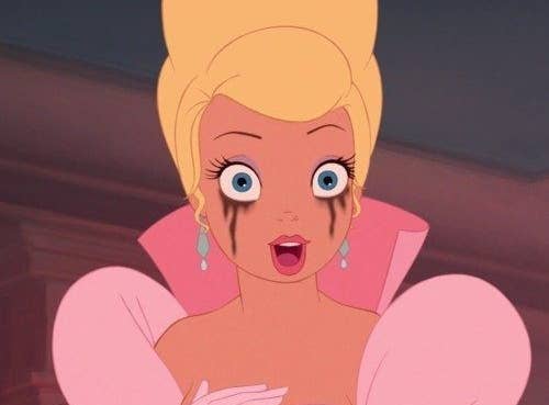Personaje animado sorprendido, con maquillaje corrido y vestido elegante con guantes largos
