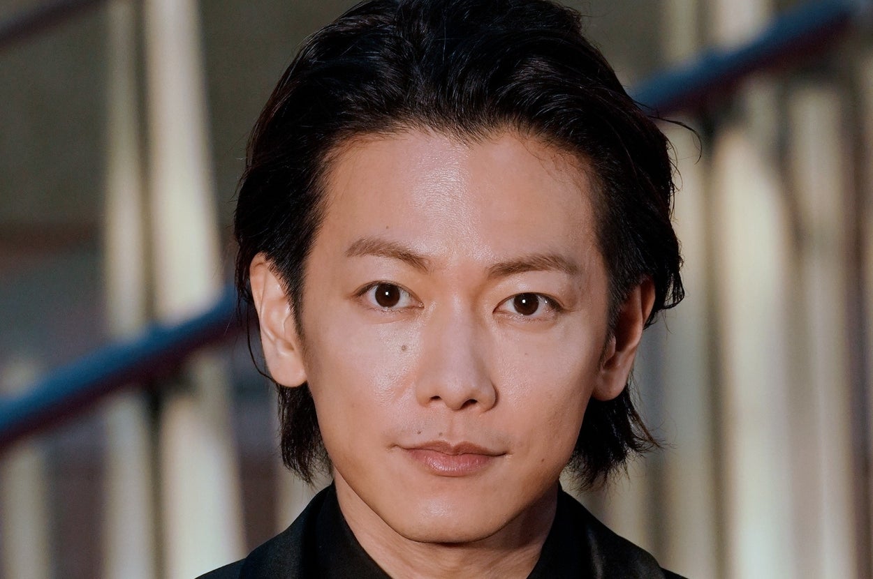 俳優がイベントでシンプルな黒いタキシードを着用しています。
