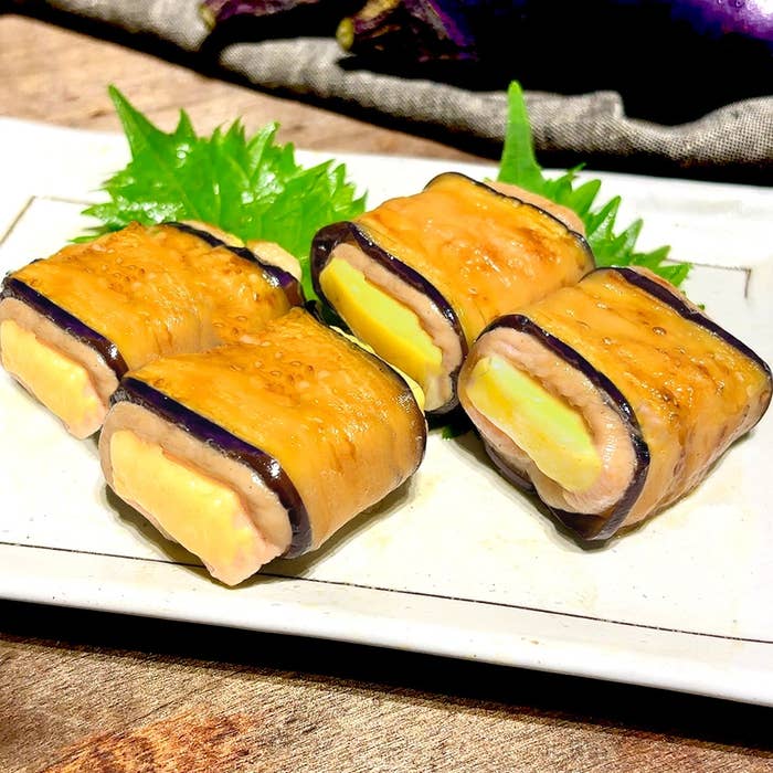 プレートに盛られたナスとチーズのロール、おしゃれな料理。