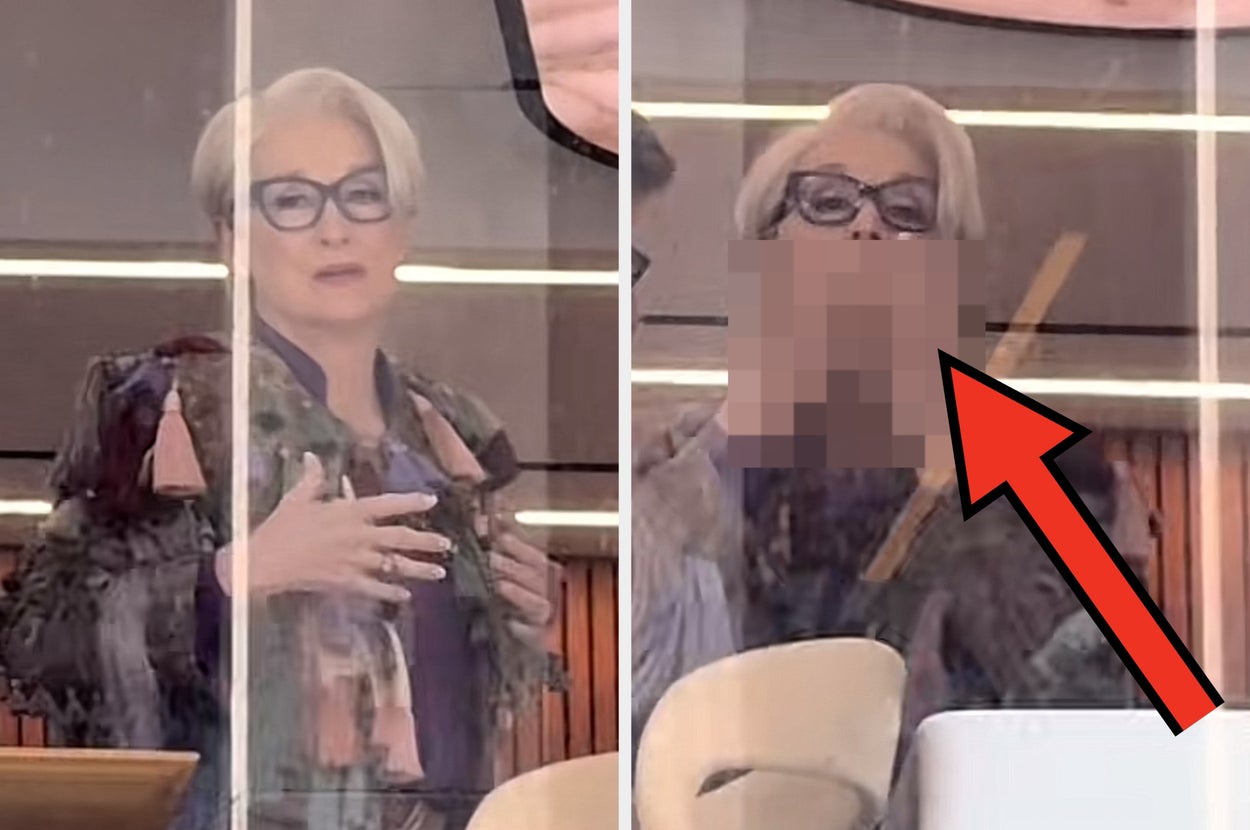 眼鏡をかけた女性が、スタイリッシュな室内でシックな服装姿で立っている。