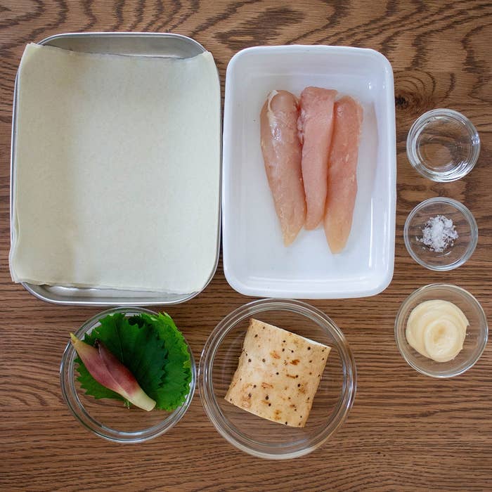 調理準備中の食材:鶏むね肉、餃子の皮、マヨネーズ、塩、チーズ、葉野菜。