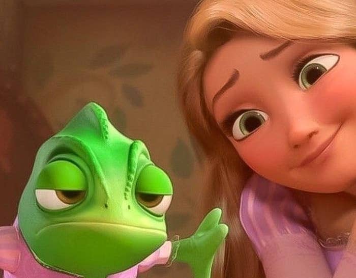Rapunzel sonriente junto a un camaleón con expresión indiferente, ambos personajes animados