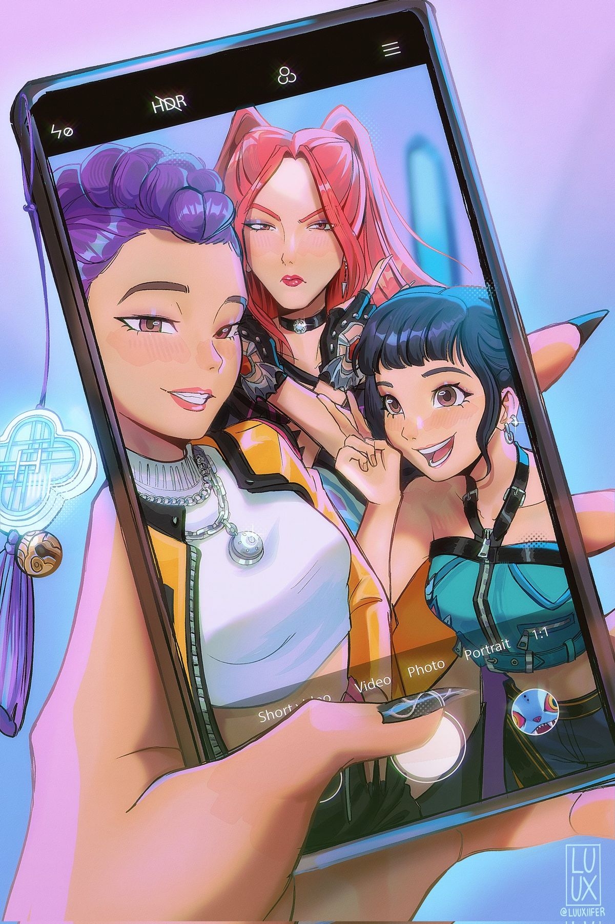 Tres personajes animados posan para una selfie en un smartphone. Cada uno tiene peinados y estilos futuristas distintos