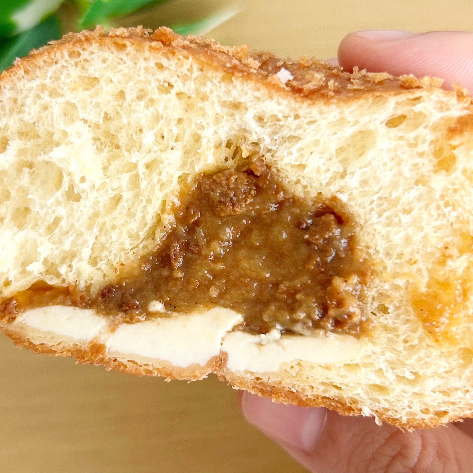 セブン-イレブンの「チーズ入りキーマカレーパン」