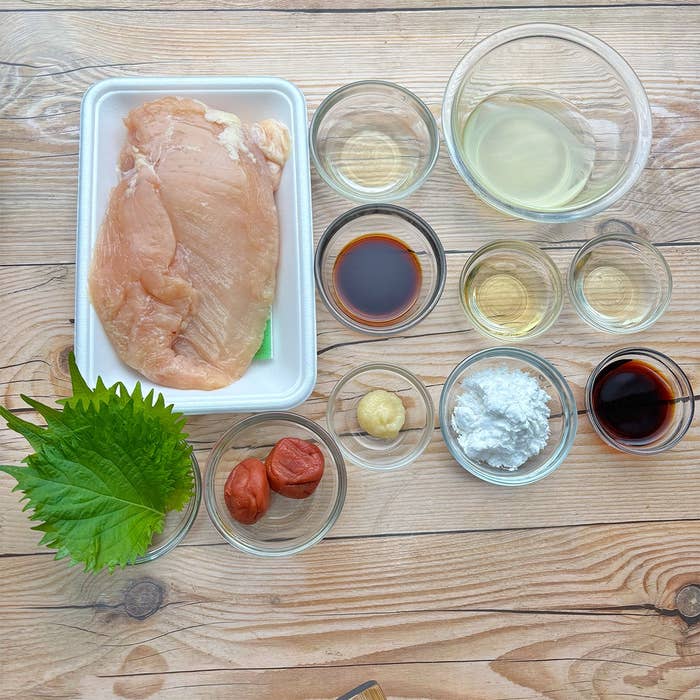 鶏胸肉、大葉、梅干し、調味料が並ぶ調理準備の写真。