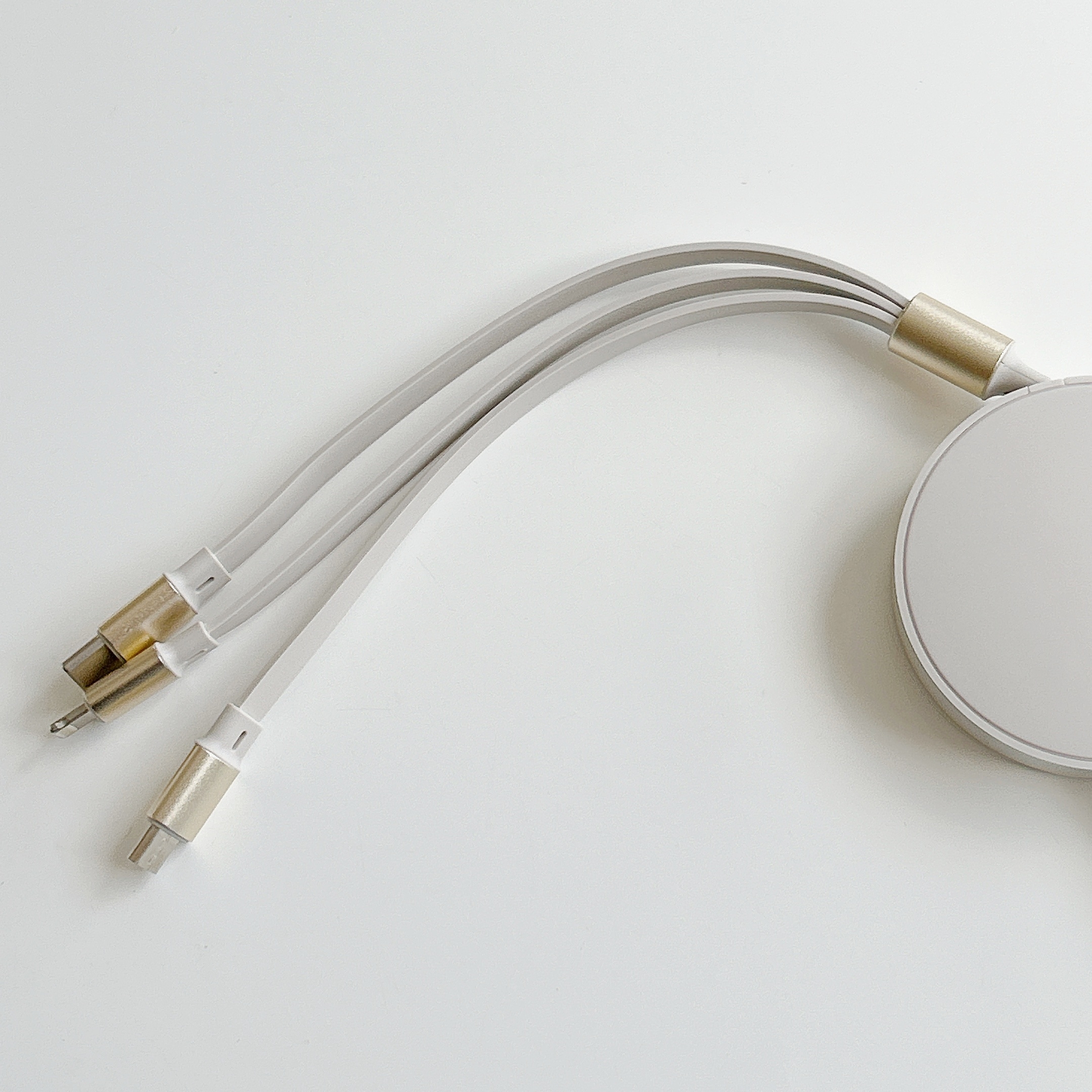 NITORI(ニトリ)の「同時充電できる巻き取り式3in1充電ケーブル(モカ)」