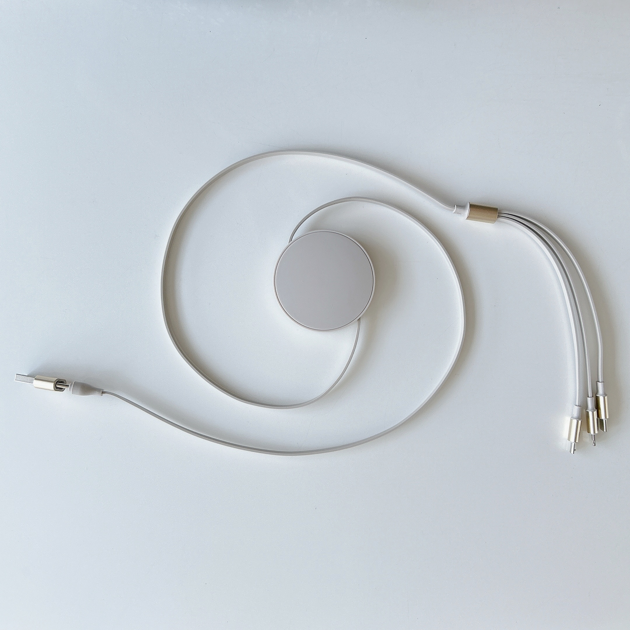 NITORI(ニトリ)の「同時充電できる巻き取り式3in1充電ケーブル(モカ)」