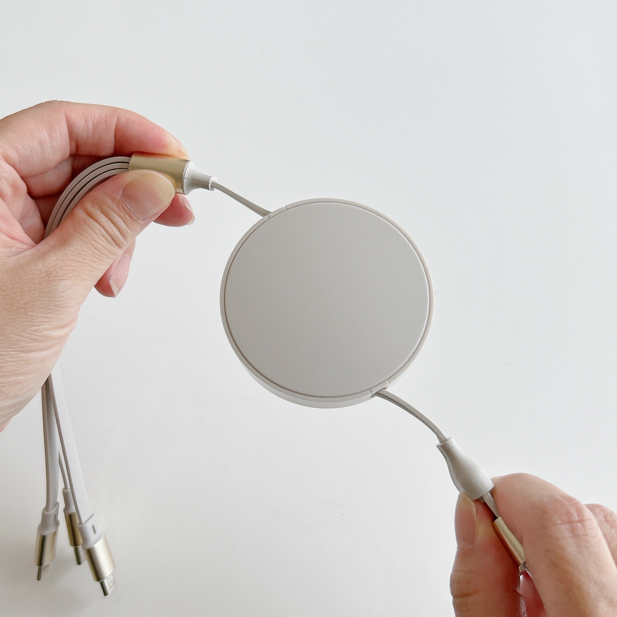 NITORI(ニトリ)の「同時充電できる巻き取り式3in1充電ケーブル(モカ)」
