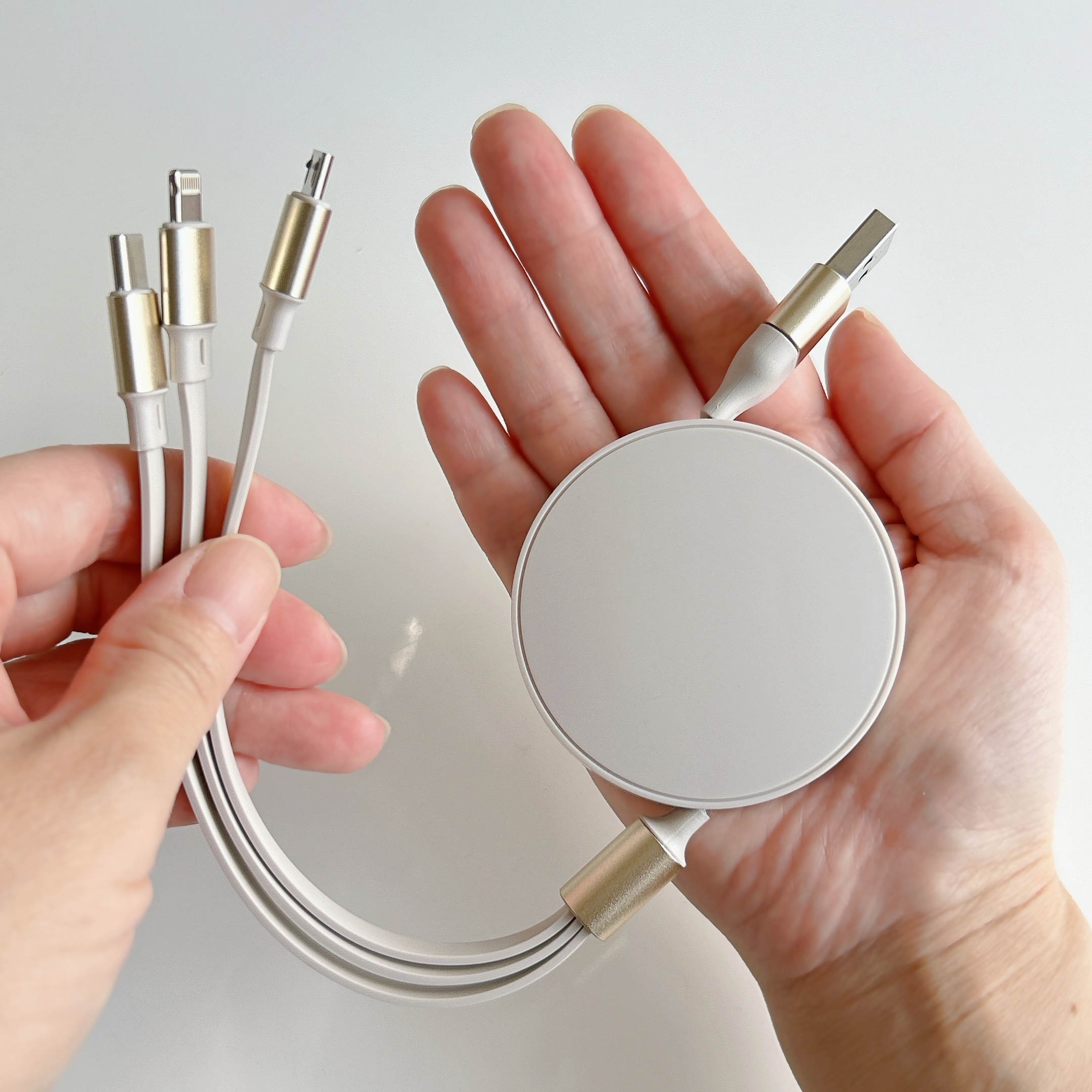 NITORI(ニトリ)の「同時充電できる巻き取り式3in1充電ケーブル(モカ)」