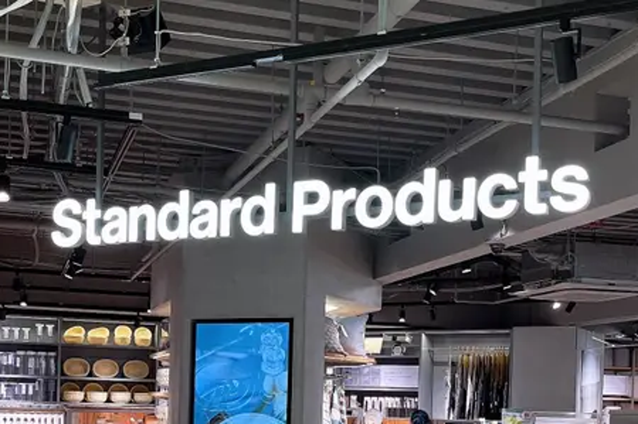 店内の様子。食器や布製品が展示されている。看板に「Standard Products」とある。