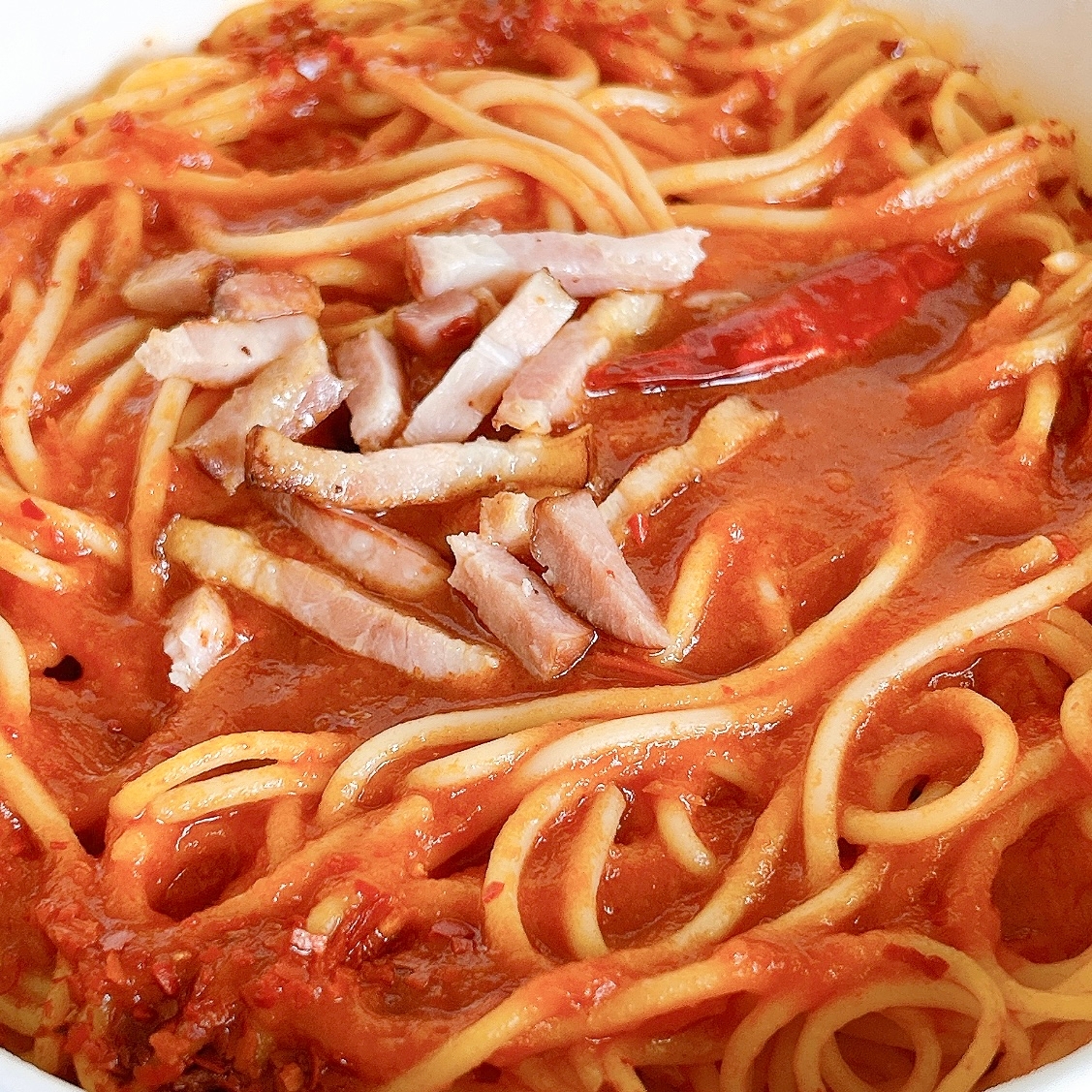 セブン-イレブンの「辛辛辛い トマトソースパスタ」