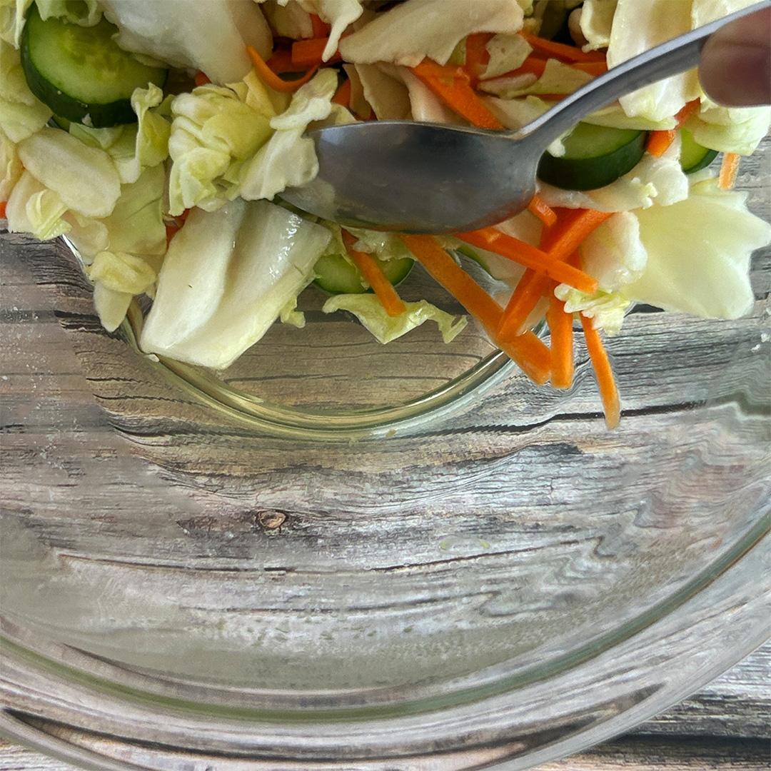 ガラスボウルに入った野菜の様子。中にはキャベツ、きゅうり、にんじんが入っている。