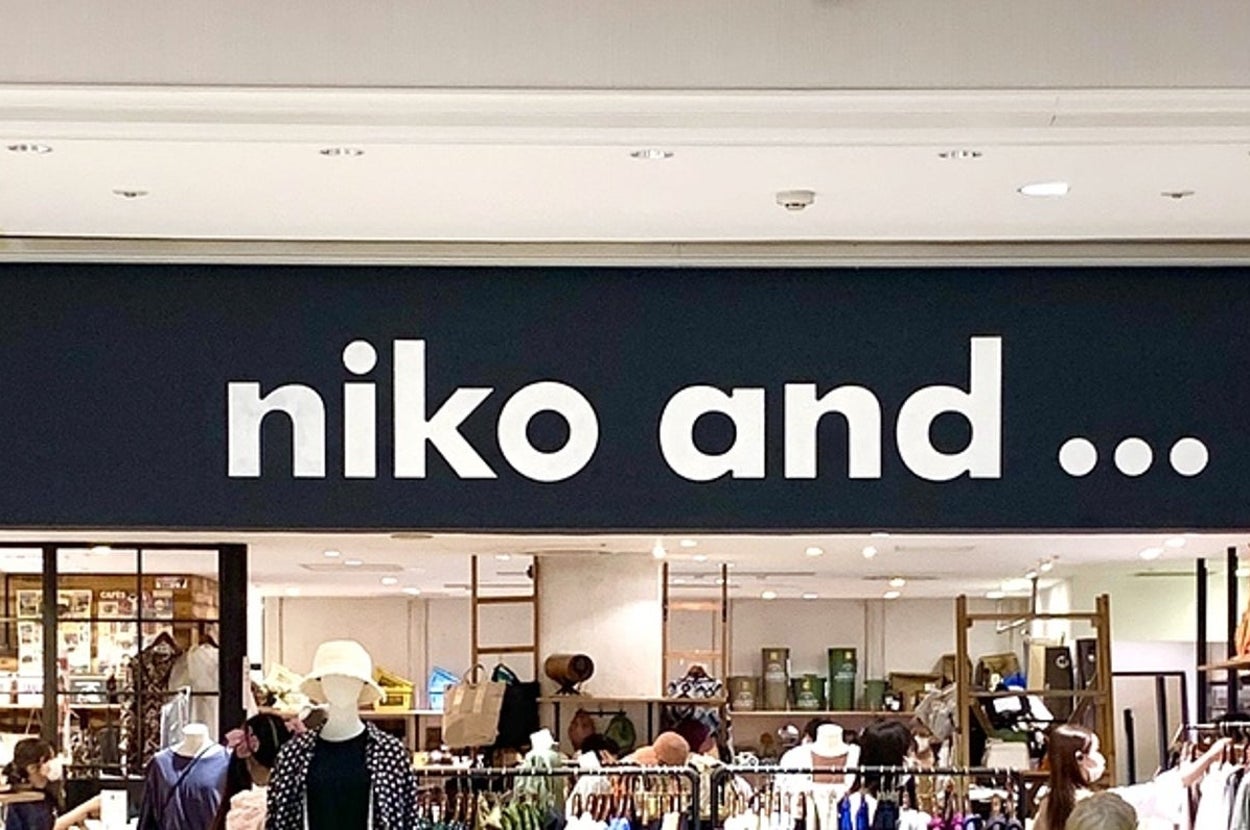 ショップの入り口に「niko and ...」と表示されている看板。店舗内にはファッションや雑貨が並ぶ。