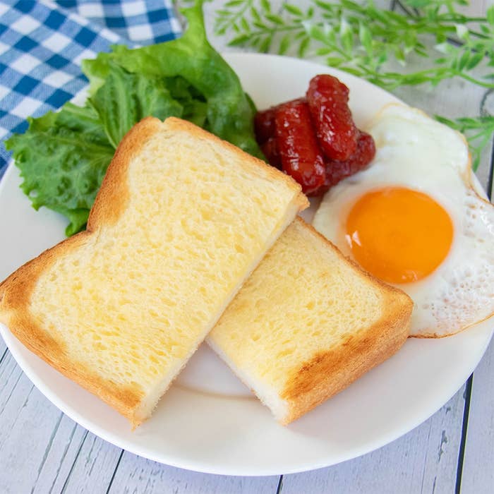 プレートにトースト、目玉焼き、サラダ、ウィンナーがのっている。