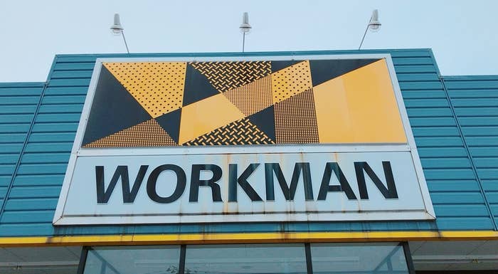 外壁に幾何学模様の看板があるワークマンショップの外観。