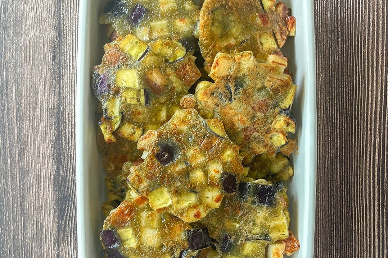 ホーローに入ったなすとちくわの落とし焼きがテーブルに置かれている。