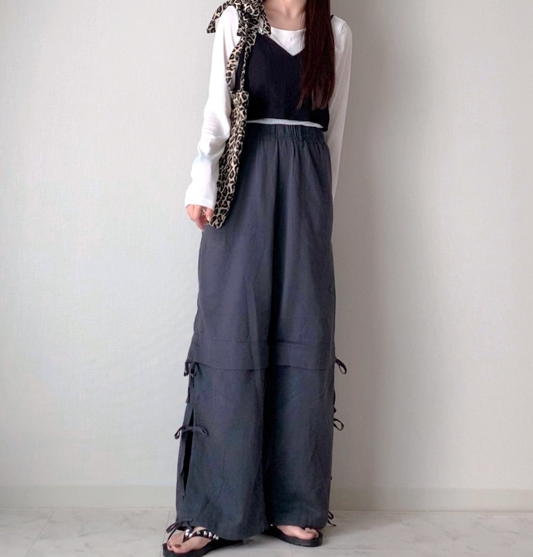 ニコアンド「レイヤードライクスリットパンツ」