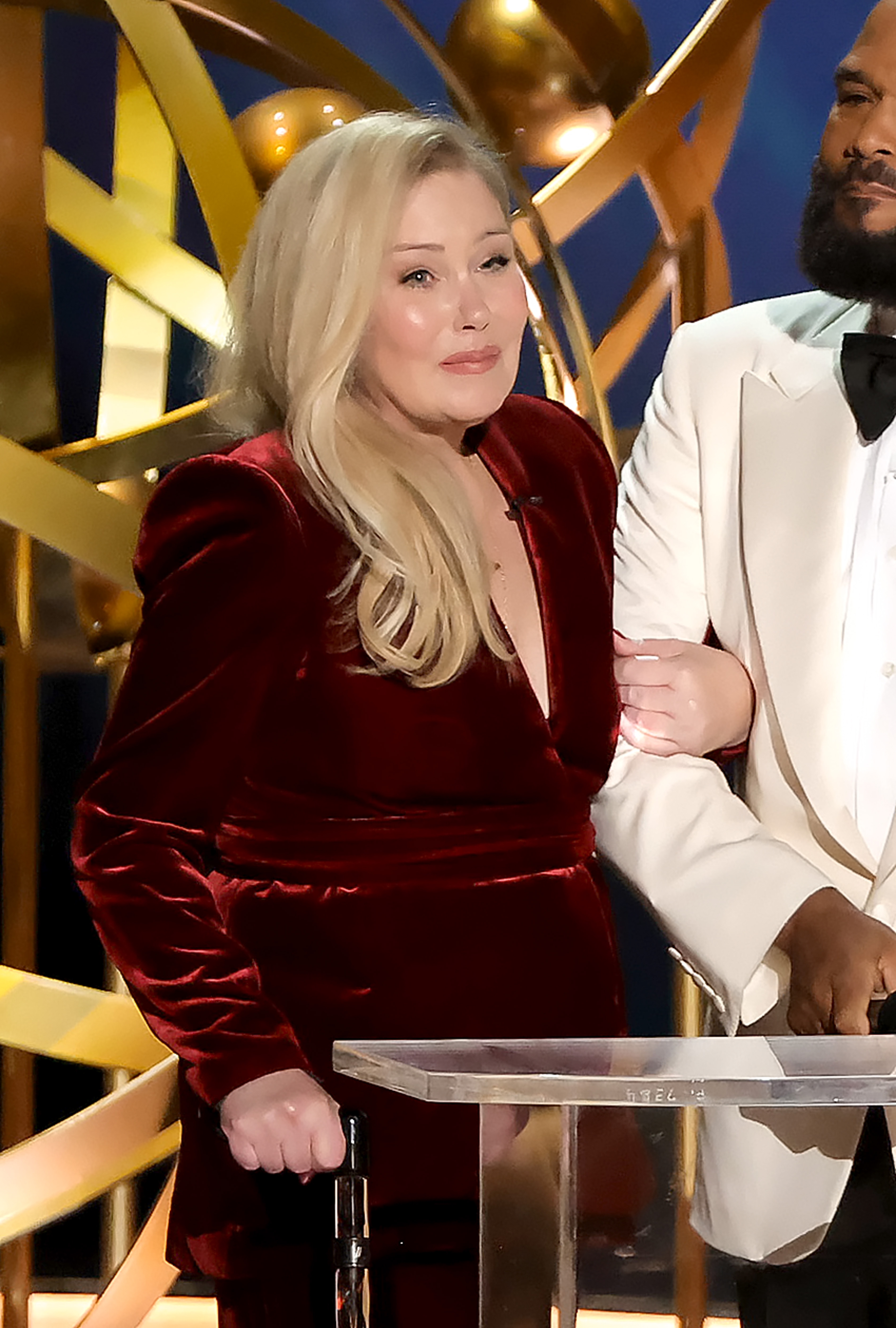 Christina Applegate on stage, using a cane