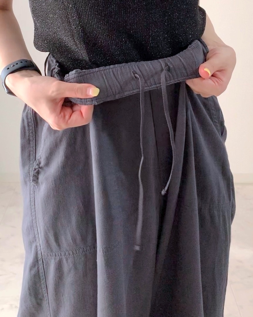 ニコアンド「レイヤードライクスリットパンツ」