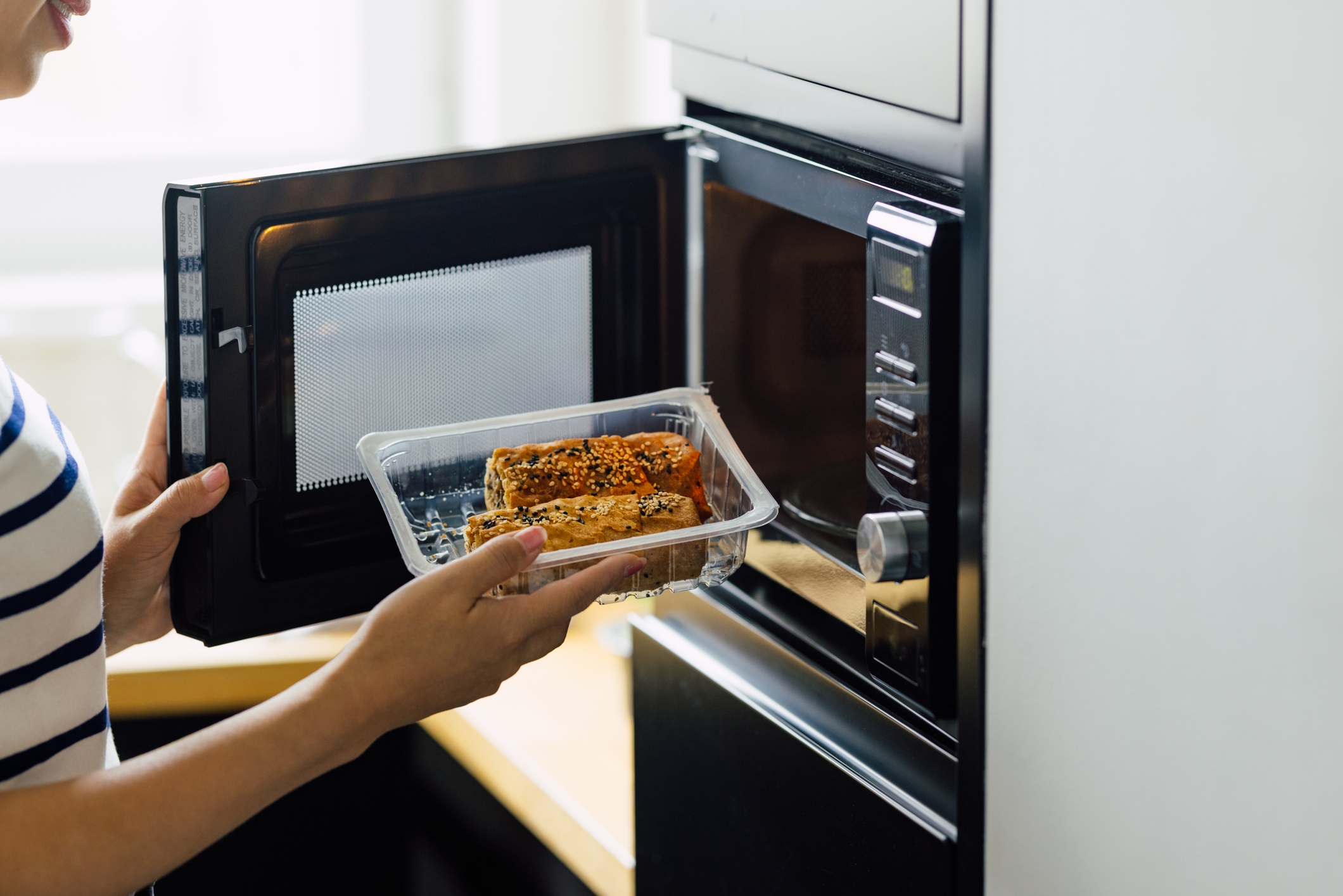 電子レンジを使う人のイメージ写真(FreshSplash / Getty Images)