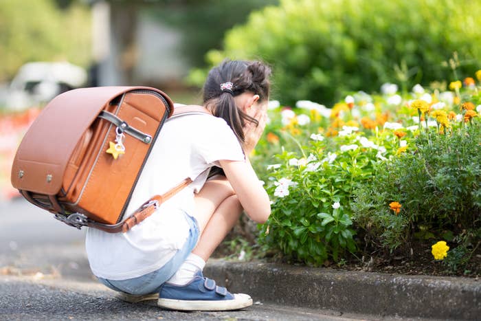 ランドセルを背負った女の子のイメージ写真(Hakase_ / Getty Images)