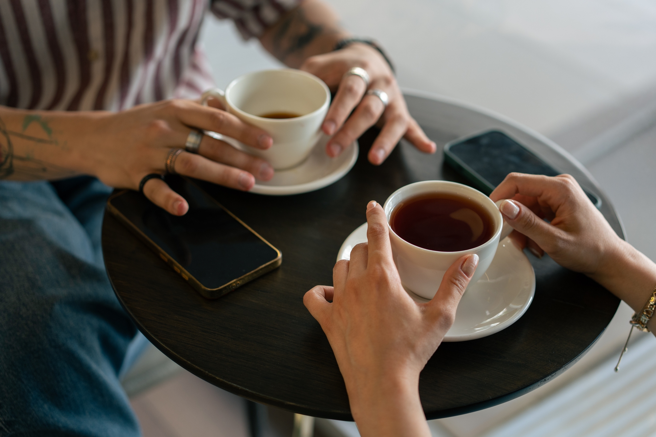 カフェで飲み物を飲む人のイメージ写真(Abdullah Durmaz / Getty Images)