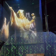 Imagen de una proyección holográfica de un mago en una exhibición interactiva