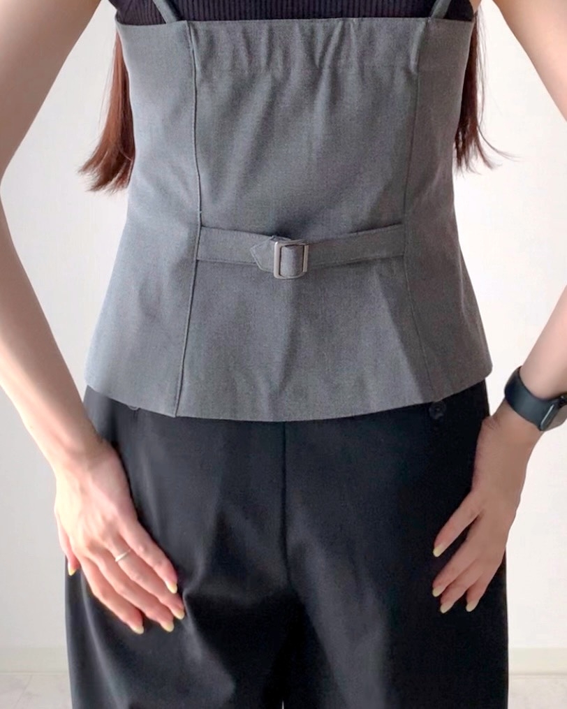 GUの「フロントボタンビスチェ」