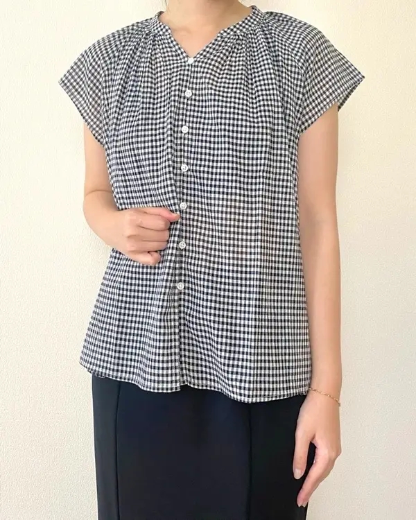 無印良品の「婦人 強撚ボイル フレンチスリーブブラウス」