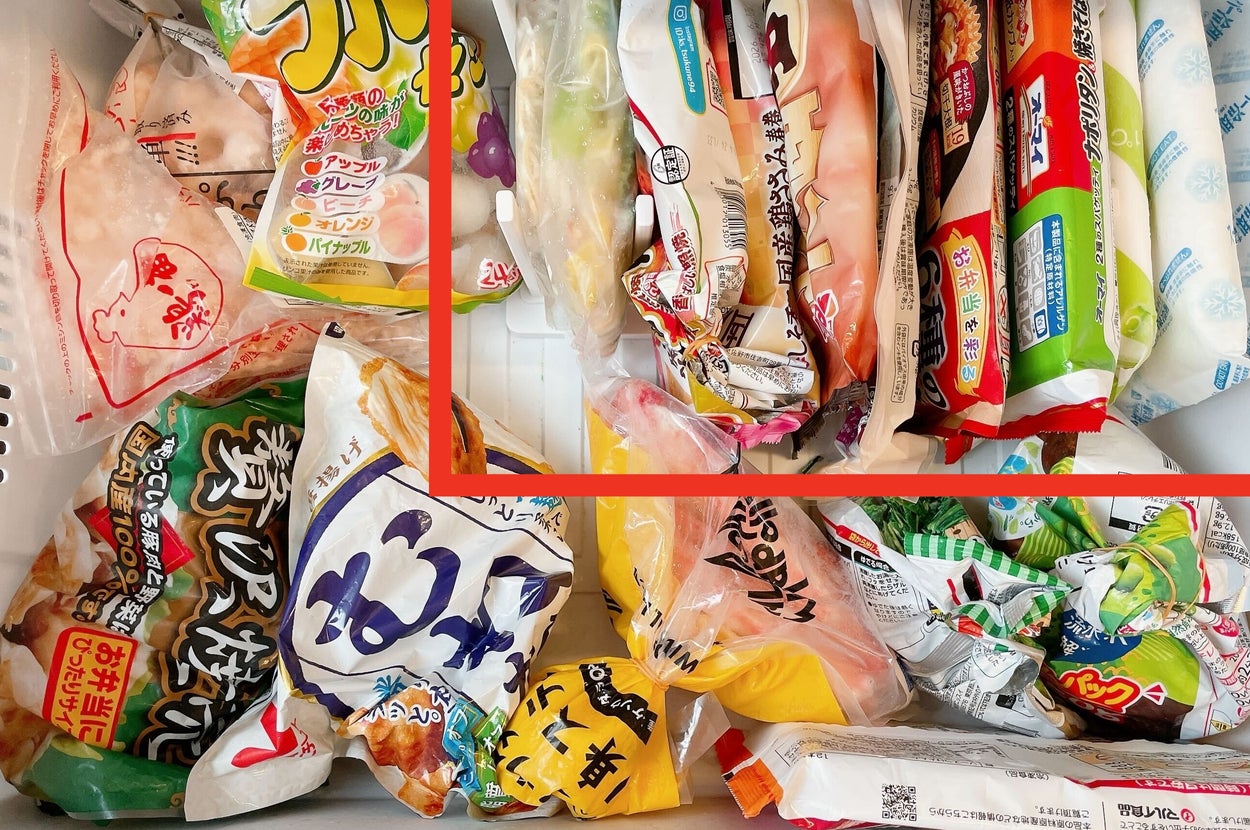 大量の冷凍食品に山崎実業（Yamazaki）の冷凍庫中仕切り調節スタンドタワーで整理されている様子