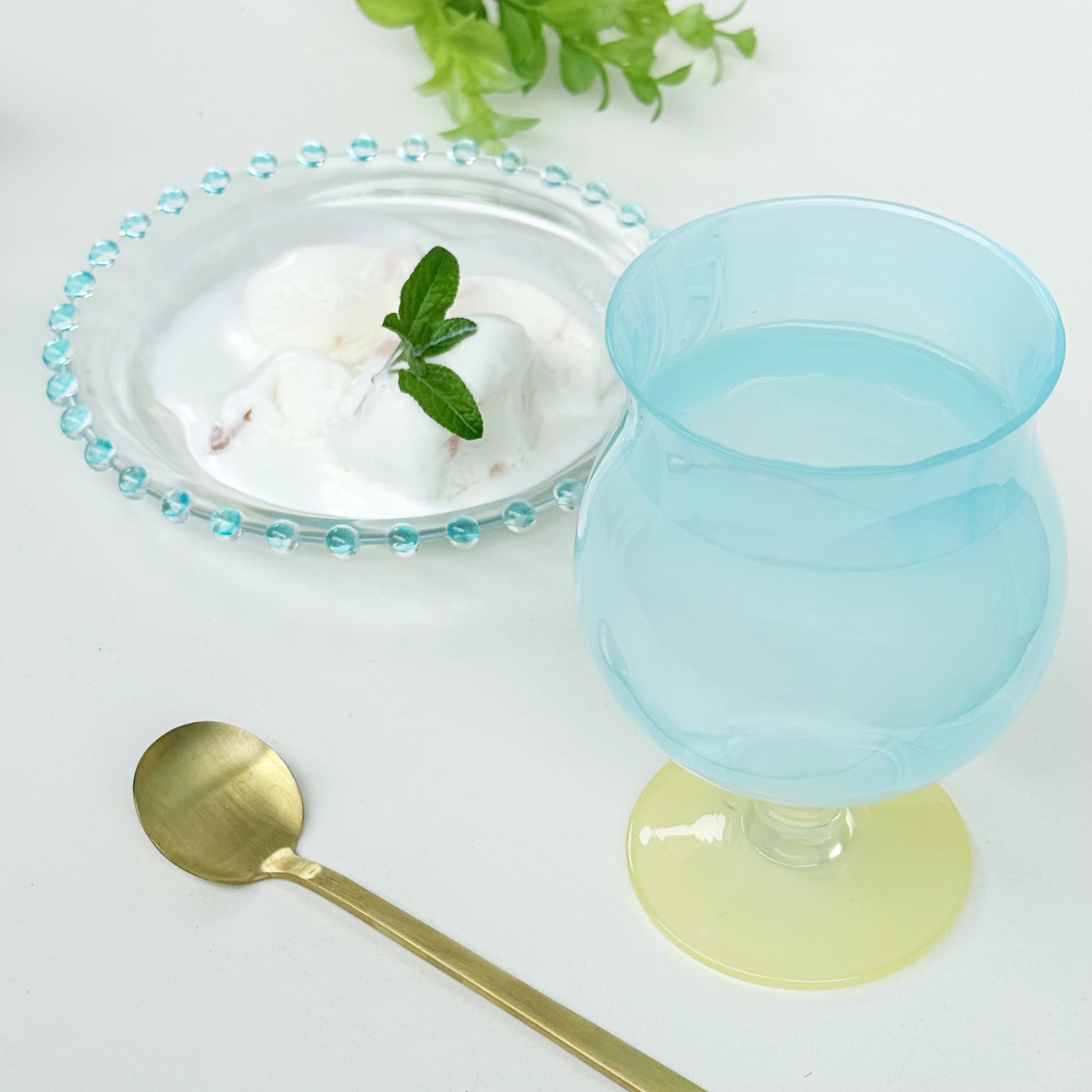 3COINS(スリーコインズ)の「脚付きグラス:280ml」
