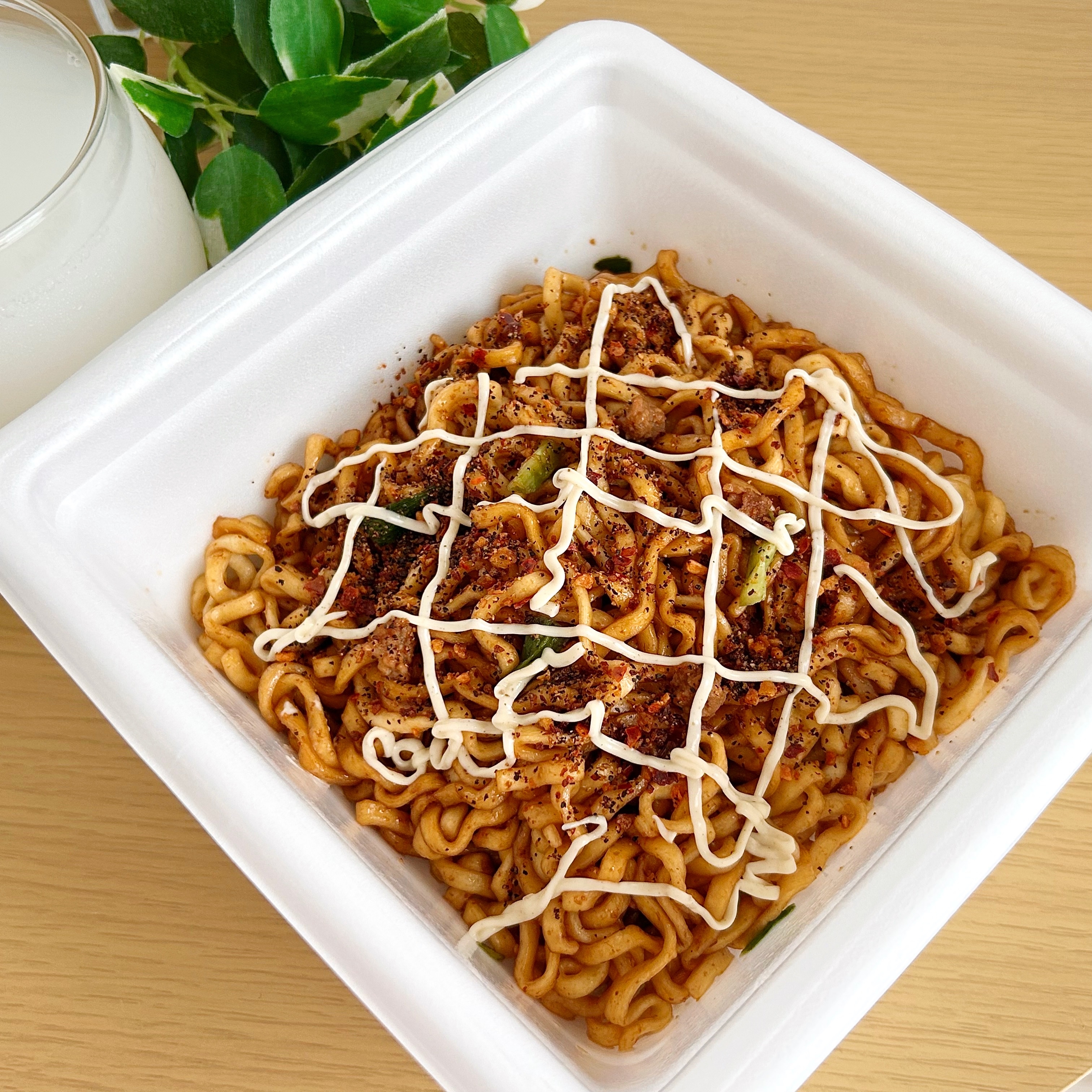 FamilyMart(ファミリーマート)の「すず鬼監修 スタミナ醤油まぜそば」