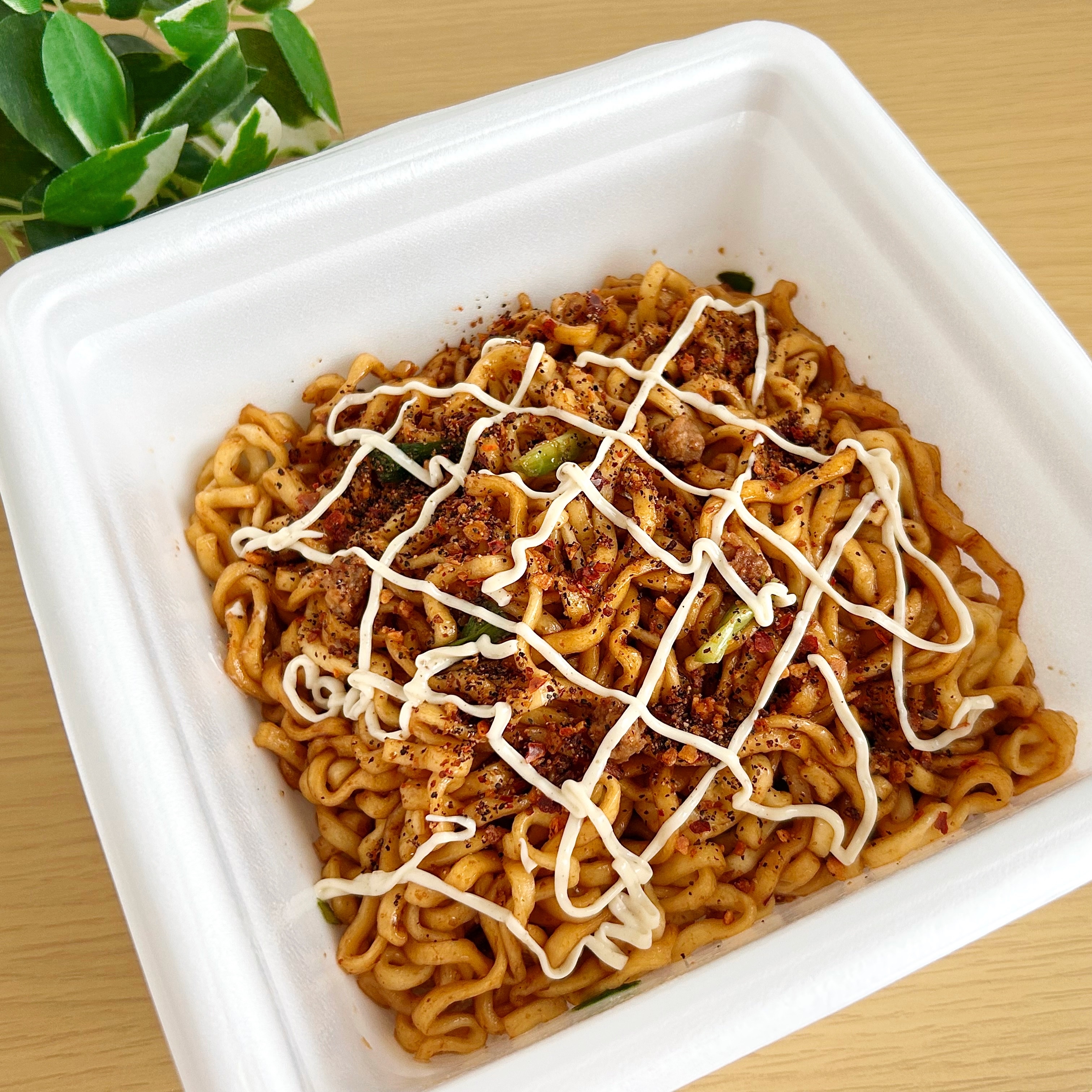 FamilyMart(ファミリーマート)の「すず鬼監修 スタミナ醤油まぜそば」