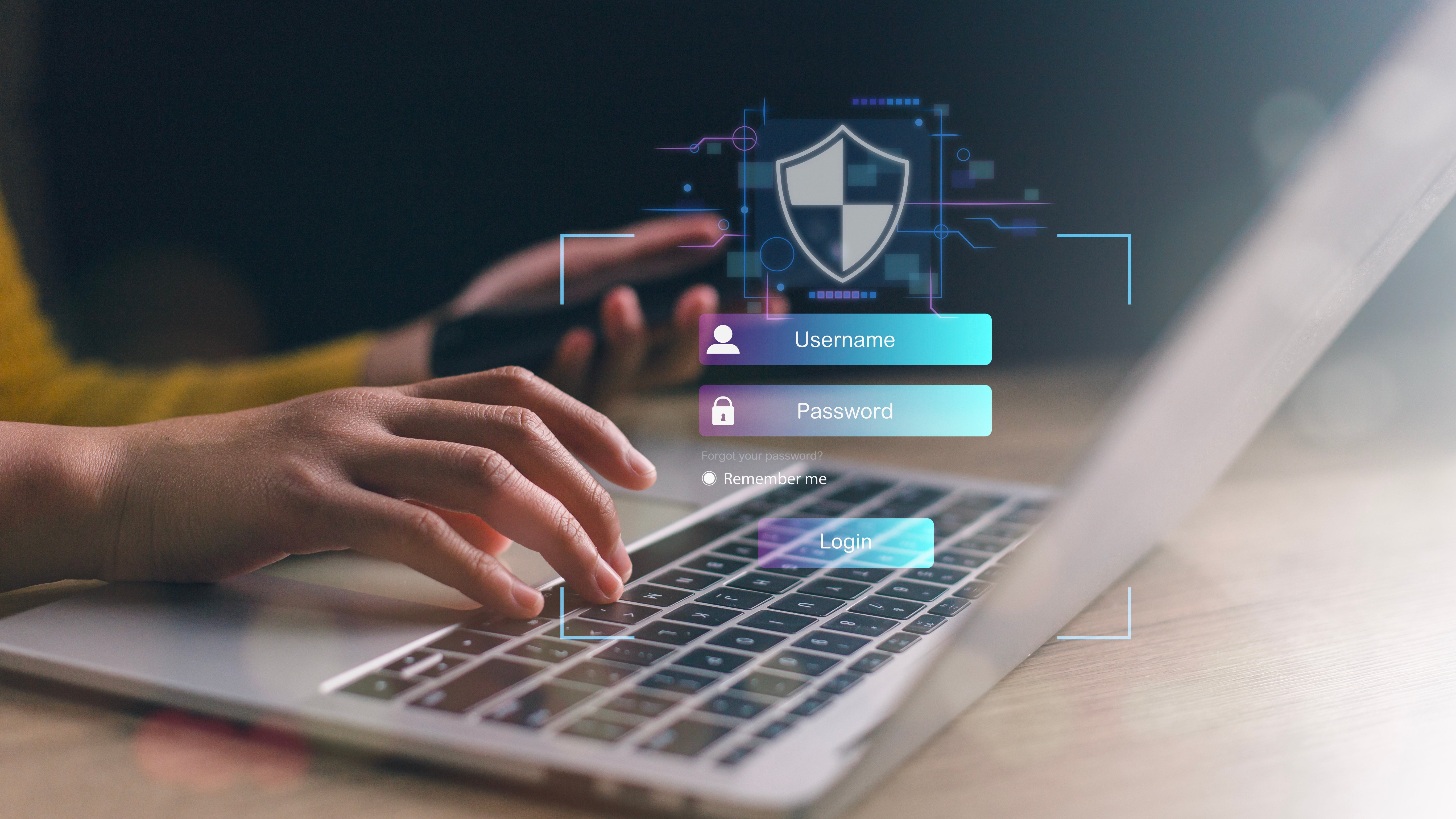 Hender som skriver på et laptop -tastatur med en digital lås og skjold grafisk overlegg, symboliserer cybersikkerhet eller sikker innlogging