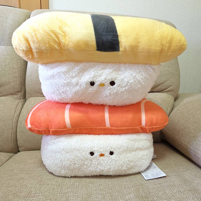 DAISO(ダイソー)「抱きまくら(サーモンお寿司)」「抱きまくら(たまごお寿司)」