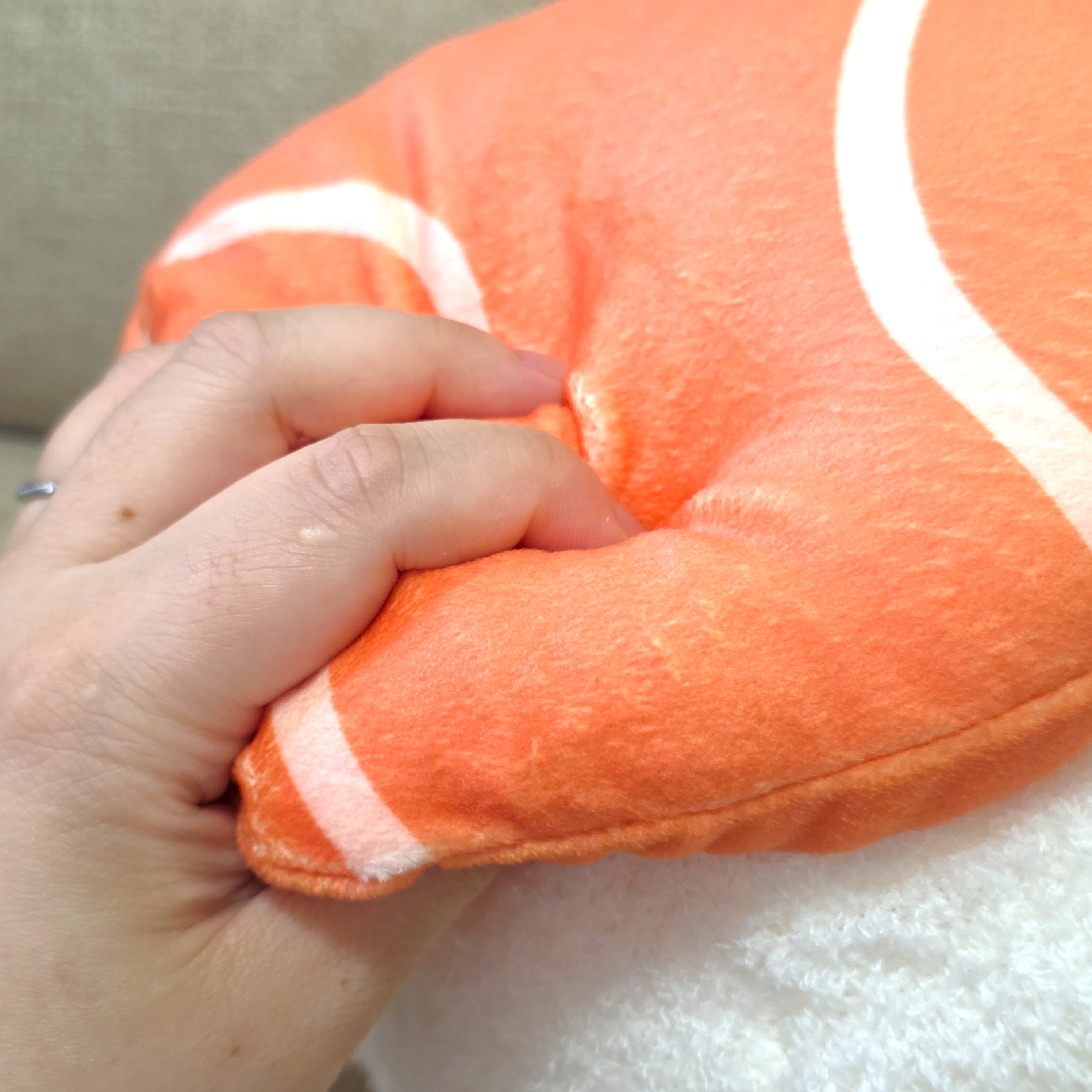 DAISO(ダイソー)「抱きまくら(サーモンお寿司)」「抱きまくら(たまごお寿司)」