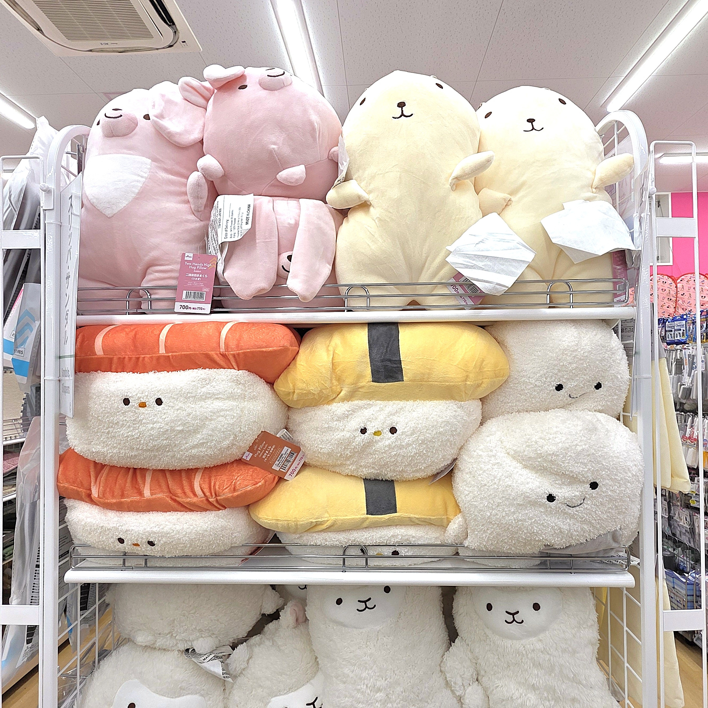 DAISO(ダイソー)「抱きまくら(サーモンお寿司)」「抱きまくら(たまごお寿司)」
