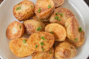 ガーリックフライドポテトにパセリが振りかけられている。