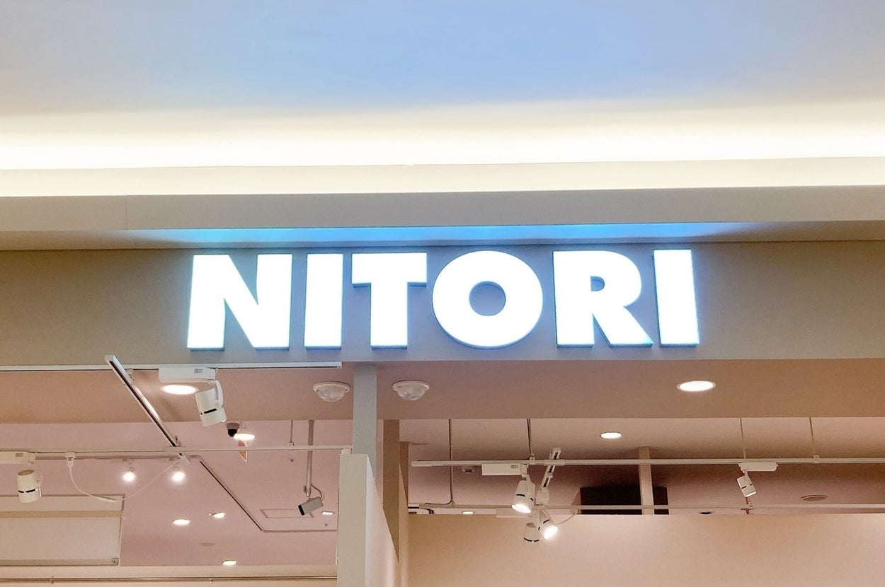 店舗「ニトリ」の看板。