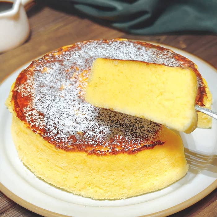 ふわふわのケーキが皿にのせられている。