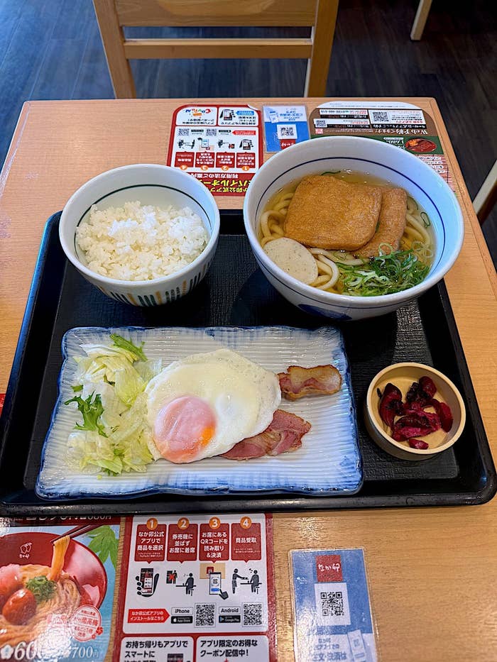 なか卯の「きつねうどん ベーコンエッグ+ごはん(小盛)」