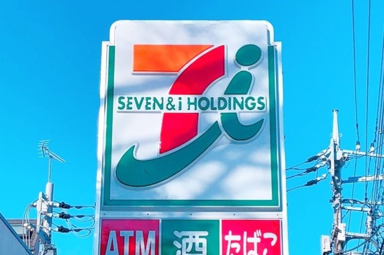 セブン&アイ・ホールディングスの看板。ATM、酒、たばこと表示された標識が下部にある。