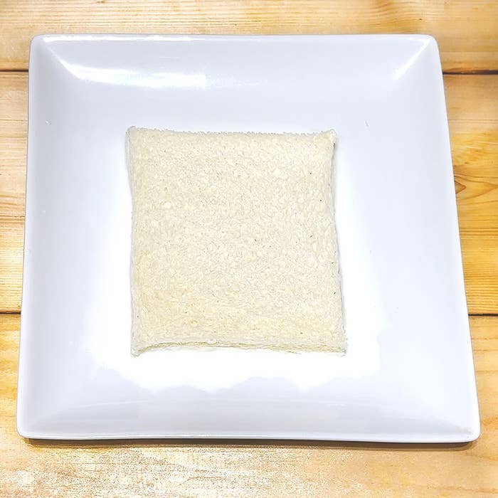 白いお皿に乗った1枚の食パン。