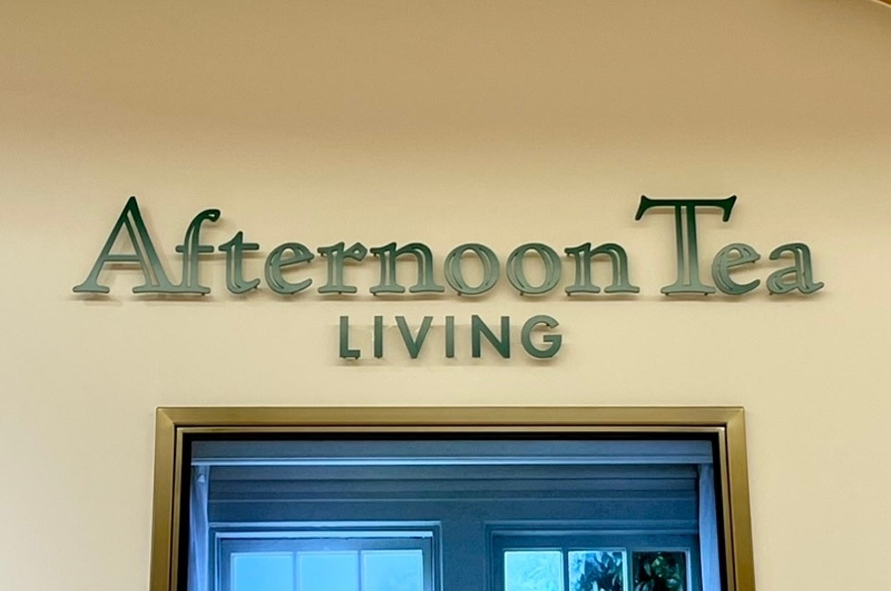 「Afternoon Tea LIVING」と書かれた看板があり、窓辺に食卓のディスプレイが映されている。