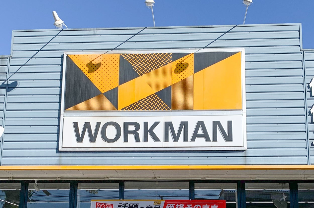 ワークマンの店舗外観。大きな看板と商品割引を告知する張り紙が見える。
