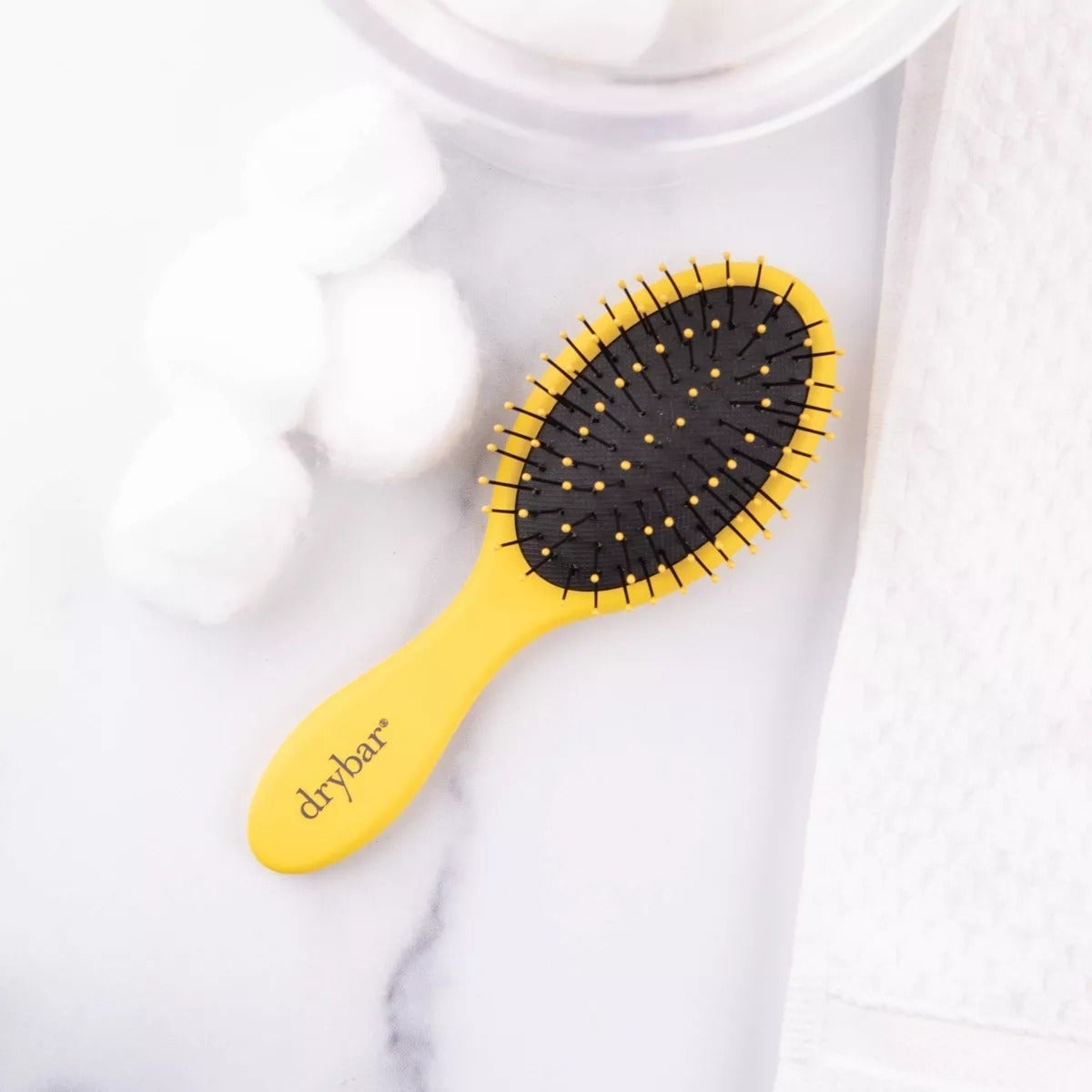 Sikat rambut kuning dengan bulu hitam berlabel 