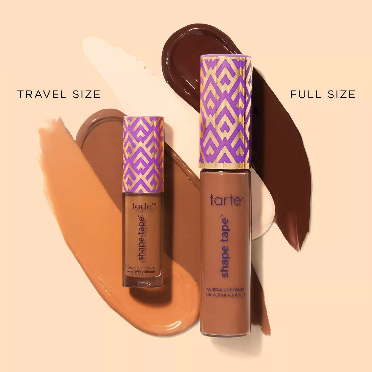 Concealer pita bentuk tarte seukuran perjalanan dan ukuran penuh yang ditampilkan pada swatch makeup, menyoroti pilihan ukuran untuk pembeli